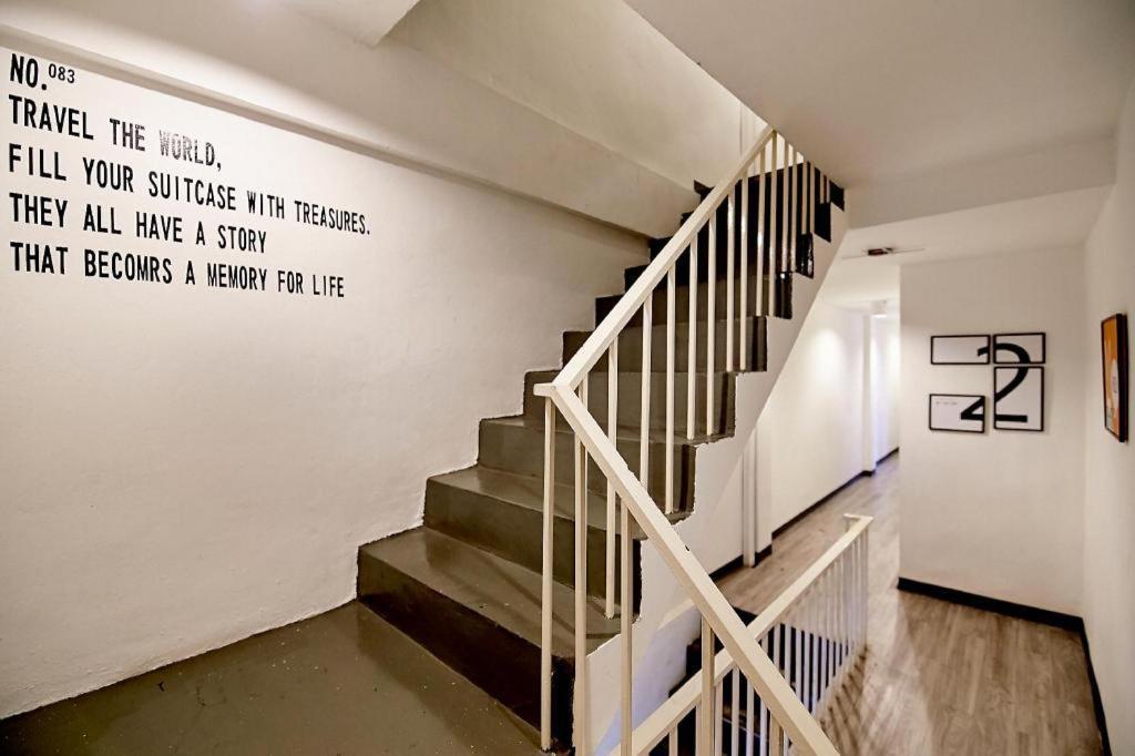 The Rabbit'S Hole Hostel Bangkok Exterior photo