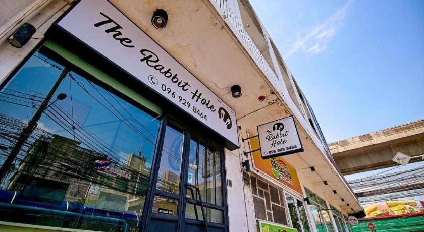 The Rabbit'S Hole Hostel Bangkok Exterior photo