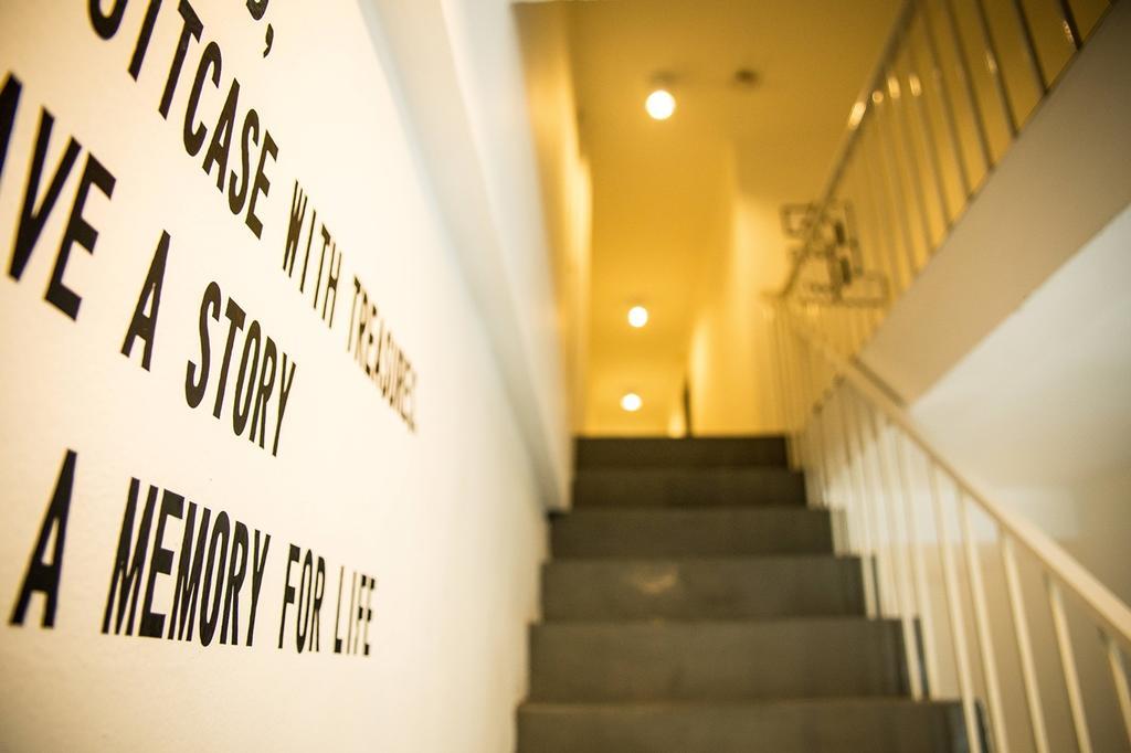 The Rabbit'S Hole Hostel Bangkok Exterior photo