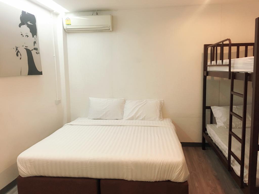 The Rabbit'S Hole Hostel Bangkok Exterior photo