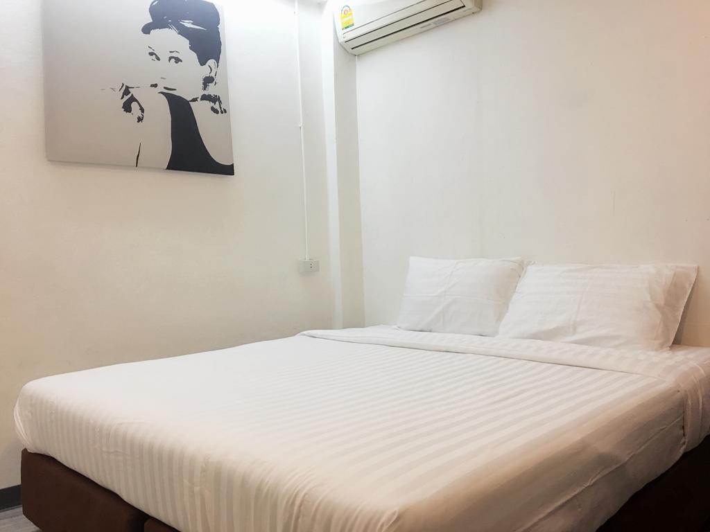 The Rabbit'S Hole Hostel Bangkok Exterior photo